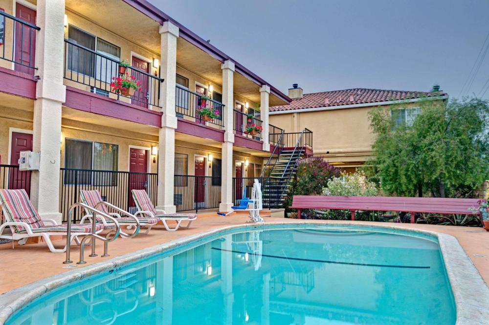 Super 8 by Wyndham Santa Cruz Beach