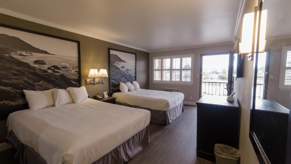 Queen Room with Two Queen Beds - Non-Smoking interior
